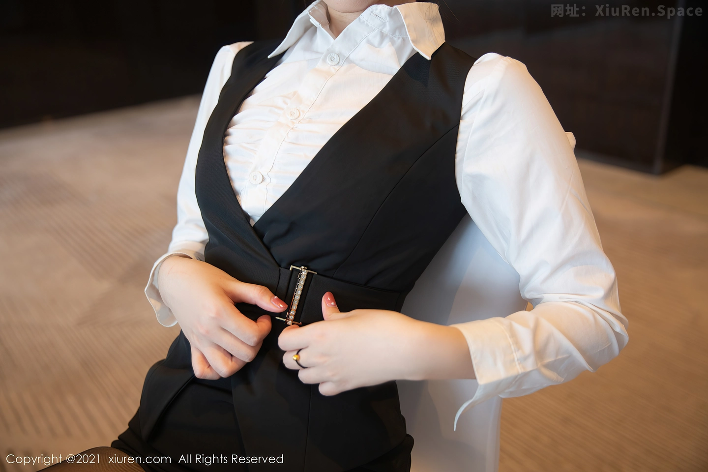 图片[6]-[XiuRen秀人网]VOL.4083 模特一颗甜蛋黄a会议室主题短裙下无内黑丝裤袜极致诱惑写真78P-秀人网官方网站